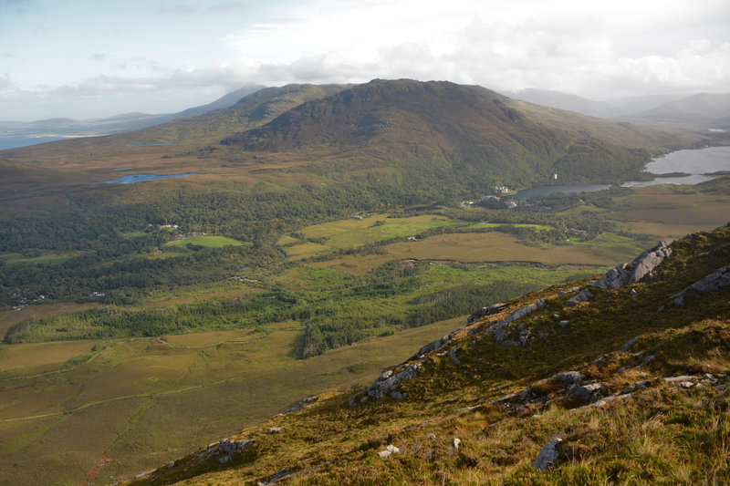 Dort unten liegt die Kylemore Abbey